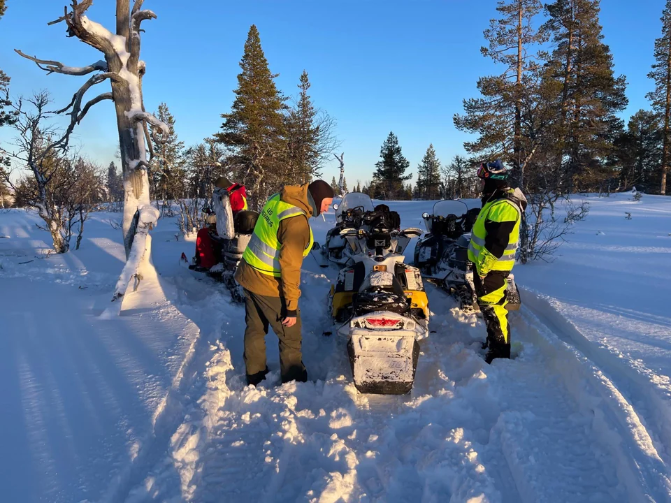 Frivillige med snøscootere ute i Rendalens vinterlandskap
